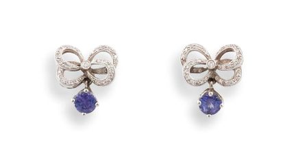 null PAIRE DE PENDANTS D’OREILLES 

en or gris 750 millièmes, diamants et tanzanites,...