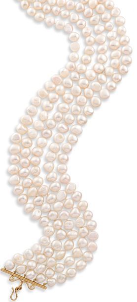null IMPORTANT COLLIER 

composé de cinq rangs de perles de culture de forme baroque...