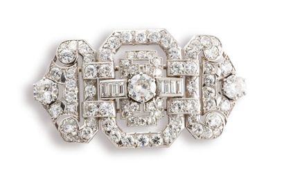 null BROCHE PLAQUE Art Déco 

en platine, or gris 750 millièmes et diamants, à motif...