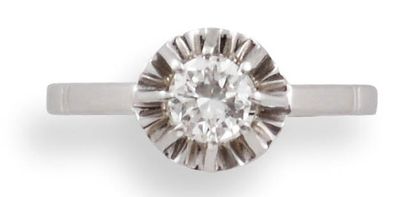 null BAGUE SOLITAIRE 

en or gris 750 millièmes retenant un diamant de taille brillant...