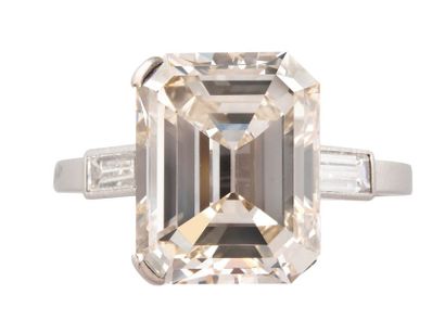 BAGUE 
en or gris 750 millièmes et diamants, présentant un important diamant de...
