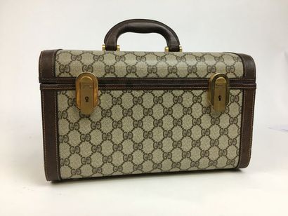 null GUCCI Vanity case en toile monogrammée et cuir brun. 20 x 31,5 x 22 cm. (Patine...