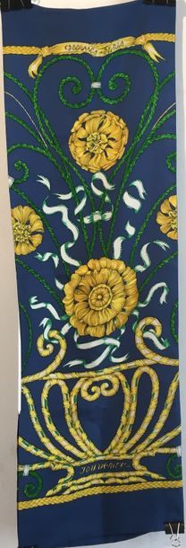  HERMES PARIS Large écharpe en soie imprimée titrée "Jouvence" fond bleu 180 x 30...