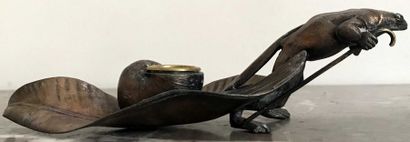BOUGEOIR en cuivre patiné à décor d'une grenouille...