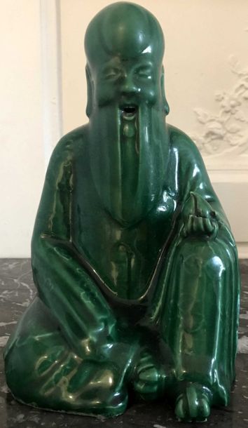 null CHINE Bouddha en faïence émaillée verte. XIXe siècle. Hauteur : 24 cm. (doigts...