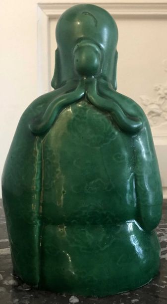 null CHINE Bouddha en faïence émaillée verte. XIXe siècle. Hauteur : 24 cm. (doigts...
