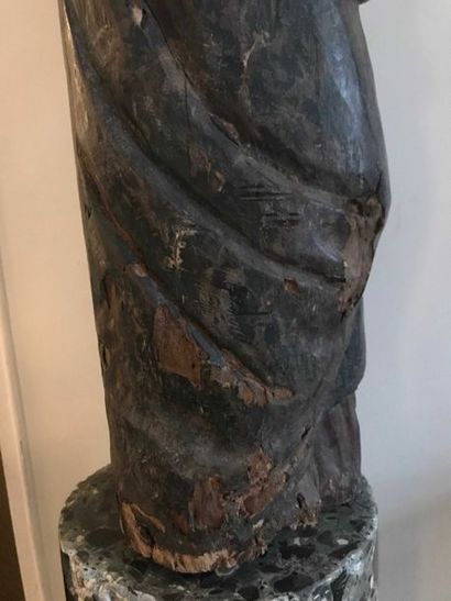 null VIERGE A L'ENFANT en bois sculpté et polychromé. XVIe siècle Hauteur : 105 cm...