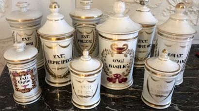 null PARIS Ensemble de neuf pots à pharmacie en porcelaine blanche et or. XIXe siècle....