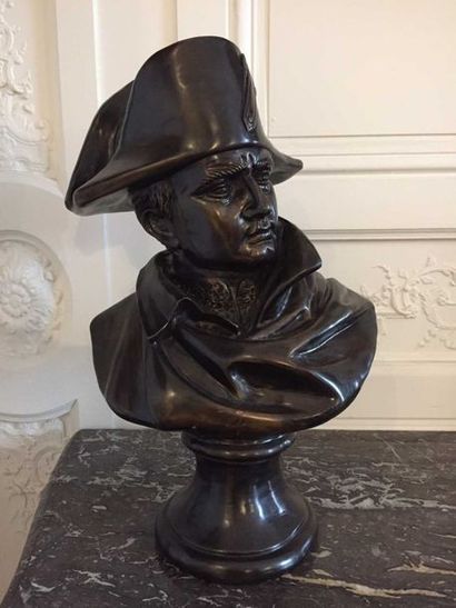 null ECOLE FRANCAISE début XXème siècle Buste de Napoléon Bronze patiné sur piedouche...