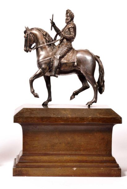 null ECOLE FRANCAISE du XIXème siècle Le Roi Henri IV en armure sur son cheval Bronze...