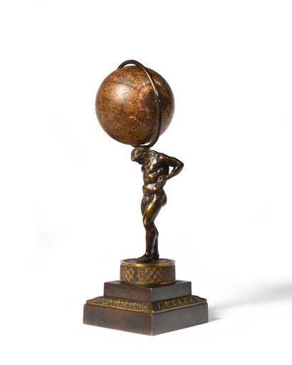 null ATLAS en bronze à patine brune soutenant un globe mobile en bois et papier....