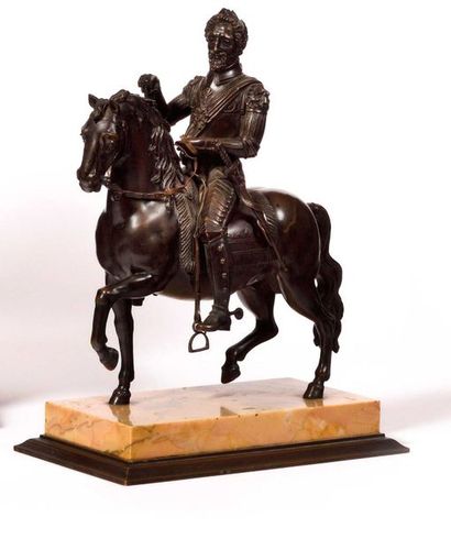null ECOLE FRANCAISE du XIXème siècle Le roi Henri IV en armure sur son cheval. Bronze...
