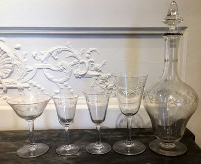 null SAINT-LOUIS Vers 1930 Partie de service de verres en cristal comprenant : -...