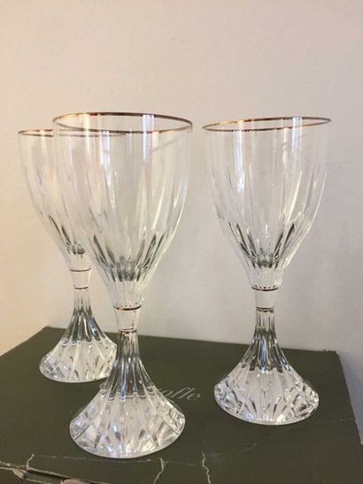 null CHRISTOFLE Suite de 12 verres à eau en cristal modèle Cathédrale. Haut : 20...