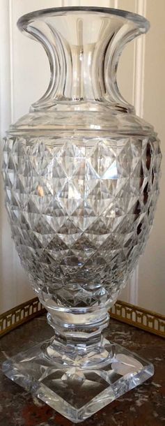 null BACCARAT, vers 1900 Vase Medicis en cristal taillé en pointes de diamant. Haut...
