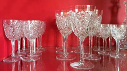 null BACCARAT Partie de service de verres en cristal taillé comprenant : - 7 verres...