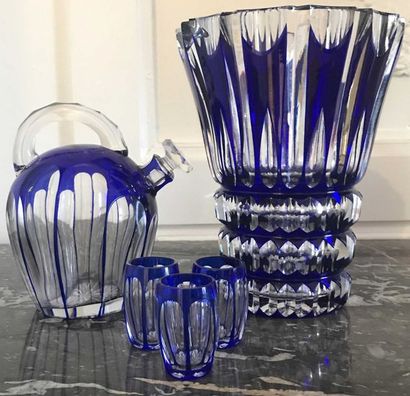 null SAINT LOUIS Vase de forme cornet en cristal taillé teinté bleu. Hauteur : 20...