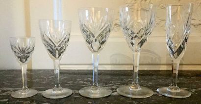 null SAINT LOUIS Service de verres en cristal modèle Chantilly comprenant : 2 verres...