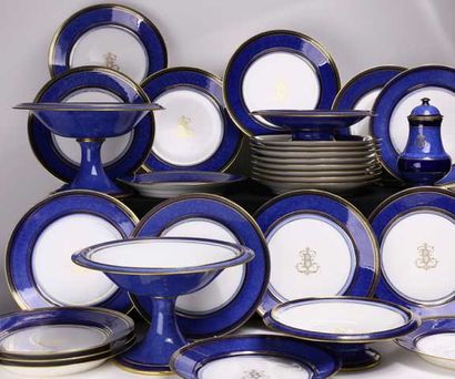 null SEVRES Service de table en porcelaine bleu poudré comprenant : - 24 assiettes...
