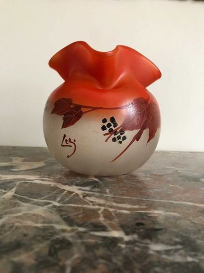 null LEGRAS Vase boule en verre gravé émaillé à col froissé. Haut : 12 cm