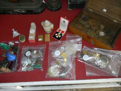 null Collection de pendules ; Bronzes ; Régules ; Monnaies Anciennes ; Jouets ; Poupées...