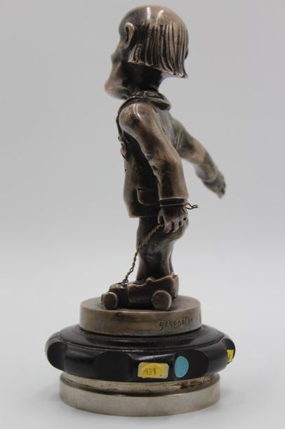  « Homme au jouet » 
Mascotte signée Sasportas. Bronze argenté. Montée sur un bouchon...