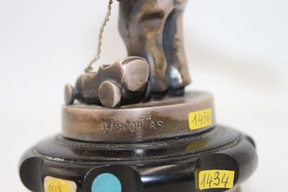 null « Homme au jouet »

Mascotte signée Sasportas. Bronze argenté. Montée sur un...