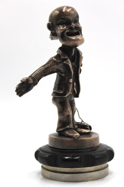  « Homme au jouet » 
Mascotte signée Sasportas. Bronze argenté. Montée sur un bouchon...