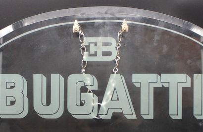 null "Bugatti"

Plaque ovale en verre au sigle des automobiles Bugatti. Nom et insigne...
