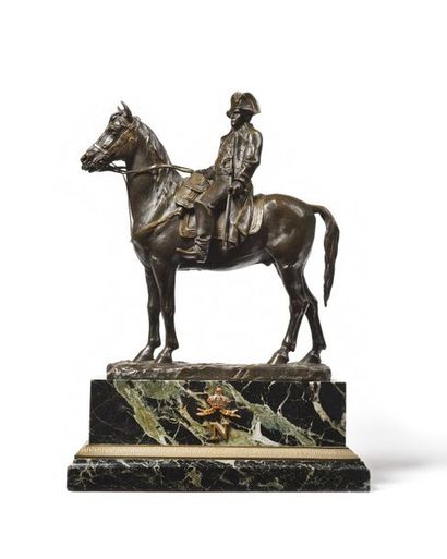 null Emile PINEDO (1840-1916). « L’Empereur Napoléon Ier à cheval ». Bronze à patine...