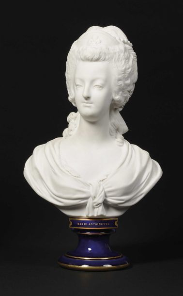 null Sèvres Buste en biscuit représentant la reine Marie-Antoinette sur une base...