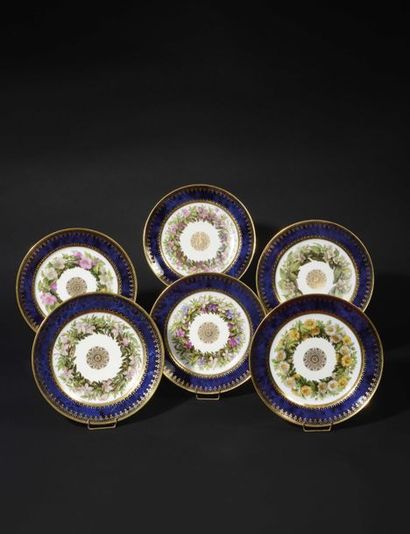 null SÈVRES Suite de six assiettes en porcelaine dure à décor d’une rosace en or...