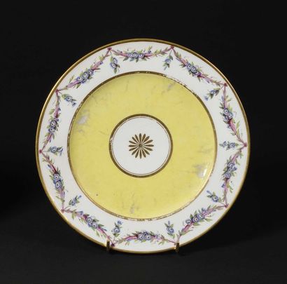 null Sèvres Assiette en porcelaine à décor d’une rosace or au centre dans un médaillon...
