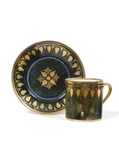 null Sèvres Tasse de forme litron et soucoupe en porcelaine à décor en or de guirlandes...