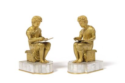 null Deux figurines formant pendant en bronze doré, vêtues à l’antique, l’une dessinant...