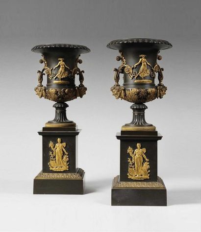 null Paire de vases de forme Médicis en bronze à patine verte et décor de bronze...