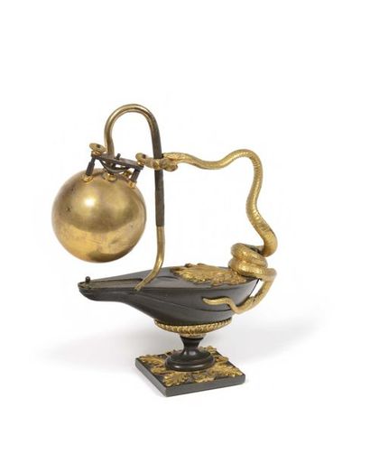 null Brûle-Parfum en bronze doré et patiné en forme de lampe antique, il repose sur...