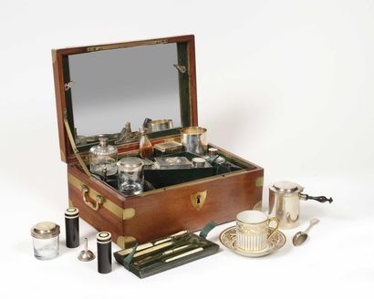 null Coffret nécessaire de voyage en acajou d’officier, à renforts et plaque écu...