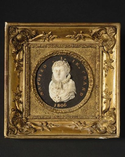 null Bas-relief Représentant l’empereur Napoléon Ier en costume de Sacre, la tête...