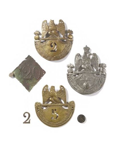 null Ensemble de 4 plaques de shako avec boutons, Ier Empire : a- plaque modèle 1810,...