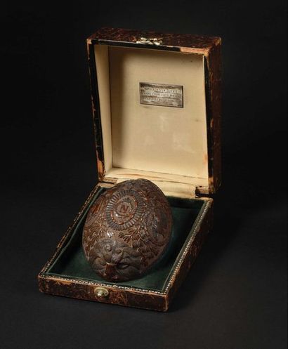 null Demi noix de coco sculptée d’un premier médaillon au portrait de l’Empereur...