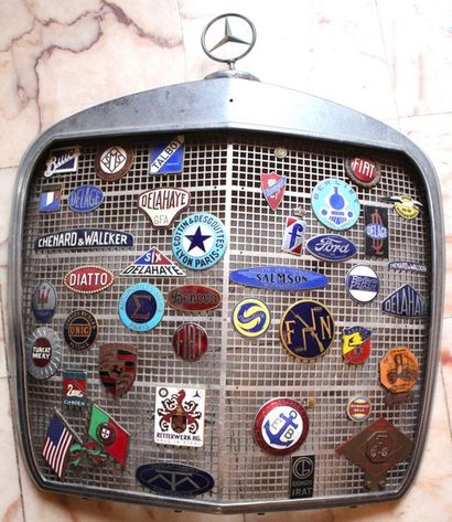 null "Calandre Mercedes avec 40 badges Automobile"

Calandre Mercedes- Benz, bien...