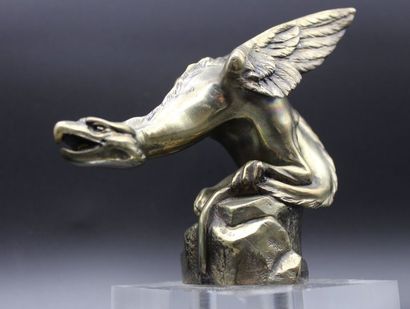 null "Chimère"

mascotte signée M.Bertin. Bronze argenté. Montée sur un socle. H:...