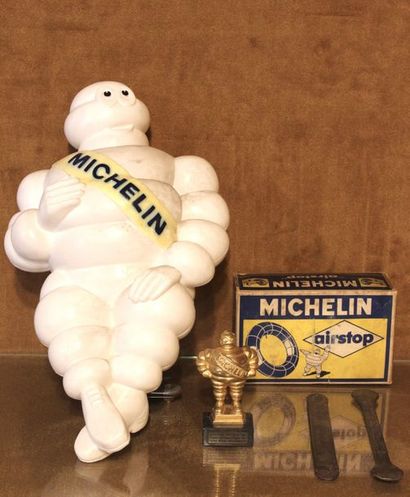 null "Trophé et Bibendum Michelin "

-Bibendum, figurine de camion, fabrication comtemporaine...