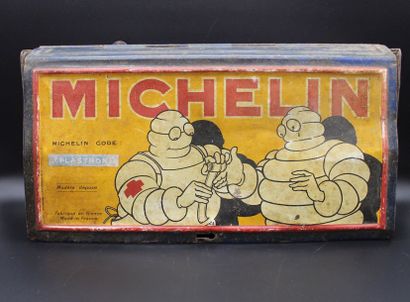 null "Boîte Michelin- 1er Secours"

Boite en tôle lithographiée destinée au rangement...