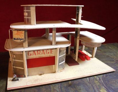 null "Garage Babyjou et Garage Mobil"

-Garage de marque Babyjou en bois, avec éclairage...
