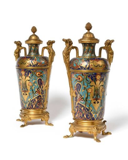null Ferdinand BARBEDIENNE (1810-1892) Paire de vases couverts en bronze cloisonné...