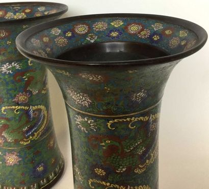 null JAPON Paire de grands vases de forme cornet en bronze cloisonné à décor en polychromie...