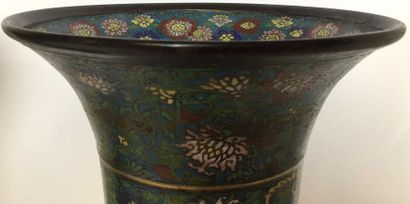 null JAPON Paire de grands vases de forme cornet en bronze cloisonné à décor en polychromie...
