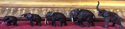 JAPON Caravane de cinq éléphants en bronze...